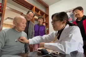 果然视频｜爱喝小酒和浓茶，济南103岁老人五世同堂的幸福生活图片