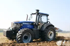 90后网红女机手“董少少”：雷沃拖拉机上的跨区人生图片