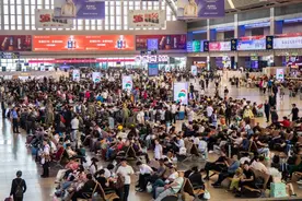 暑运启动！沈阳站加开临客105列，大学生“免证”进站图片
