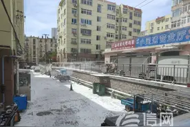剧组拍剧人造雪盖满小区 居民家门窗和食品被污染图片