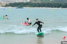 （走进中国乡村）三亚后海“破浪”出圈 小渔村成冲浪胜地图片