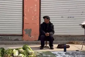 大爷菜市场里摆摊卖画走红，亲属：他渴望画作得到欣赏，遇到嘲讽从不争辩图片