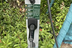 停车一夜，“占位费”收到封顶？快充平台遭吐槽：这样收费有何意义？图片