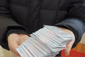 55张身份证在六安火车站被捡到，请快快认领图片