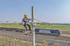 襄阳供电段：改造线路保安全图片