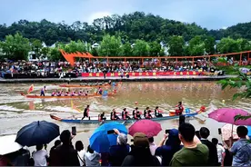 中外友人义乌大陈赛龙舟 42支队伍雨中“狂飙”图片