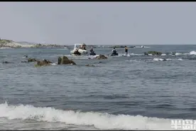 青岛好人丨两游客被困礁石，海水已没过大腿，救援队上演“火速救援”图片