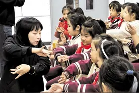 复兴小学戏曲课堂上 爱学的“小花旦”图片