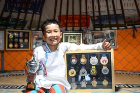 草原少年玩转“男儿三艺”图片