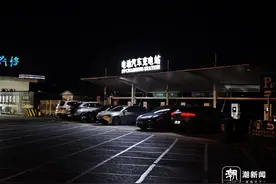 春运途中，新能源车主还会“充电焦虑”吗？除夕前夜的高速充电站忙而有序图片