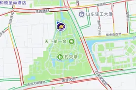 五一假期济南趵突泉再迎旅游热：园区外部分路段堵成“猪肝红”，记者排队半小时顺利入园图片