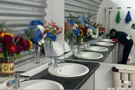 保洁员用废弃鲜花点缀公厕，网友：798连厕所都这么文艺图片