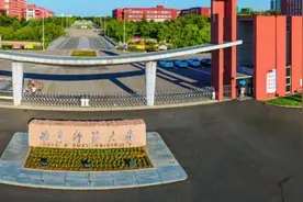 山东一学院规定带电子产品进课堂可当场收缴，此前江西省教育厅也曾发文高校课堂禁带手机图片