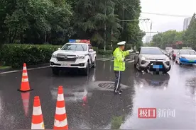 武汉交警连日坚守岗位，温情守护“雨”您同行图片