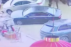 男孩往化粪池里扔鞭炮引爆炸掀翻多辆汽车，家长要赔多少钱？图片