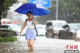南昌暴雨城区多处积水 部分道路交通中断图片