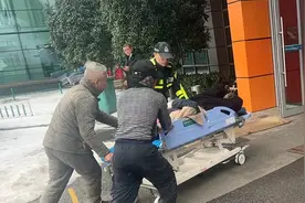 工人作业时头部不慎被钢筋砸到，武汉交警迅速开道，协助工友将其送至医院图片