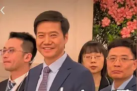 热搜！“海米兄弟”火了！周云杰回应和雷军同框后走红图片