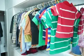 户籍室备用衣服被吐槽拍证件照老气，女民警自费添置流行服装图片