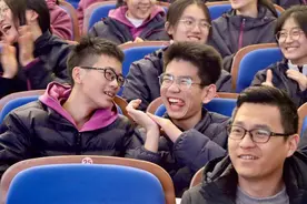 当AI遇上脱口秀 点燃学生探寻“人机共智”热情图片