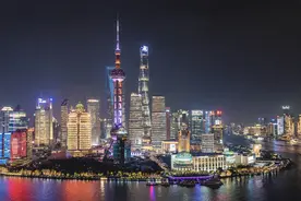 中秋国庆上海景观照明开启节假日模式，外滩北外滩小陆家嘴不展演光影秀图片