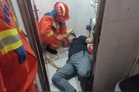 尴尬！房东为何在租客厕所内“无法自拔”？网友笑喷图片