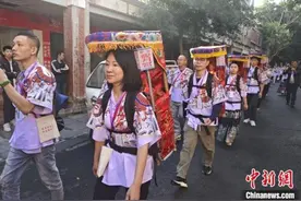 闽台青年背负妈祖神像“徒步循初心” 感受福建风土人情图片