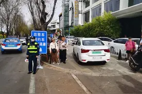 看过来！海埂片区这个区域设置了“出租车、网约车专用下客通道”图片