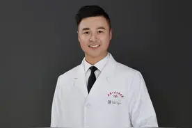 获健美冠军的医生走红：42天内减重近50斤，门诊一号难求，带着百余名医务人员减重图片