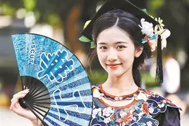 免费拍国风毕业照 掀起“中式浪漫”热潮  华南理工学子设计专属国风学位服图片
