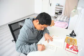 男子流浪28年被阜阳爱心企业收留图片