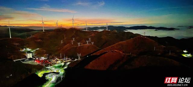 【每日一图@湖南】月夜风车与霞光云海同框？初冬的桂东万洋山做到了