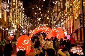 活动多、客流满、消费旺…来青岛逛街里感受浓浓“烟火气”图片