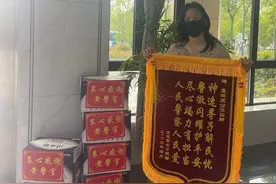 小孩离家出走，母亲心急如焚，民警快速寻回获赠锦旗图片