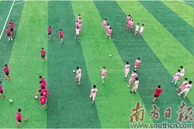 足球小镇 绿茵逐梦图片