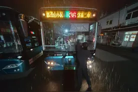 泉城迎来今年首场降雪，济南公交全力护航温暖市民出行路图片