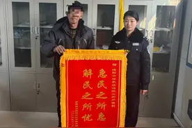 海阳市徐家店派出所为一名冻结户口村民恢复身份图片