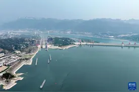 三峡船闸今年过闸货运量突破1亿吨图片