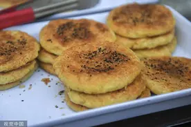 闪电律解｜2块钱饼里吃出头发 女子索赔5000元 律师：超限索赔将变敲诈勒索图片