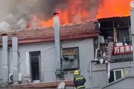 武汉江汉路步行街火灾致1死目击者：商铺一度闭店，正维修图片