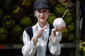 自贸港的年轻人 | 海口网红椰小仙：花式剥椰子蛋 一天能开200多个图片