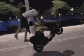 深夜“翘头”炫技？这群“鬼火少年”落网！图片