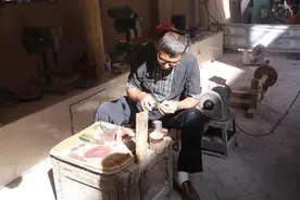 沿着河湖看新疆 | 喀什英吉沙县非遗小镇：小刀、土陶与印花布的传承故事图片