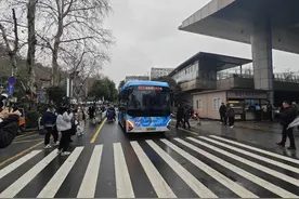 “下车即就医”！南京首条就医公交专线开通图片