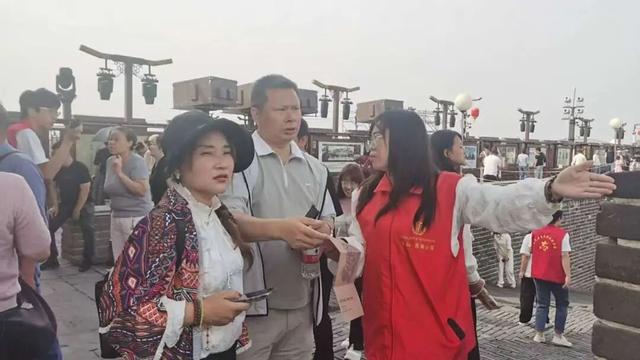 暖心服务“加码” 游客畅享古城之旅