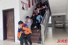 衡阳市南岳区黄竹小学开展消防应急疏散演练图片