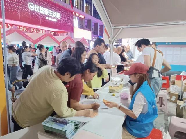 【青春志愿·爱在旅途】迎国庆看熊猫萌宝 品凉糕享双河团圆
