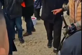 岳阳渔政人员与垂钓者起冲突有人落水！当地称事发地禁止垂钓图片