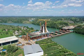 成都东西城市轴线新进展！沱江大桥主塔“四肢”浇筑顺利合龙图片