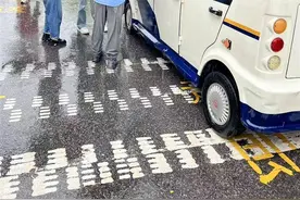 考生被妈妈送错考场！城管雨中“狂飙”送考图片